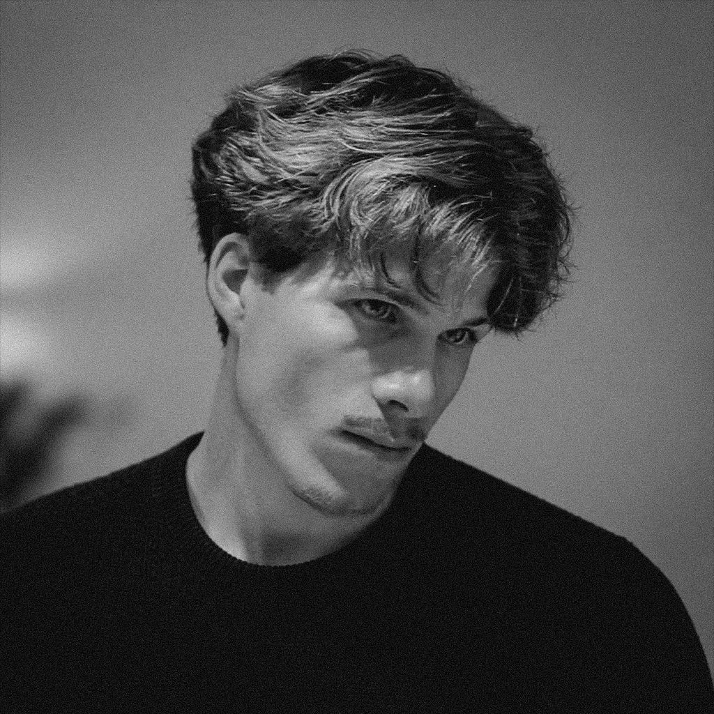 Portrait en noir et blanc de Mathieu Alaux